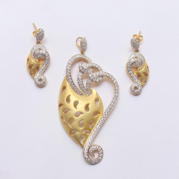 Frosting Gold Plated Unique Paisley Pattern Filigree Pendent Set